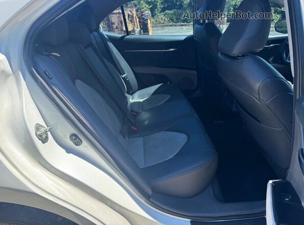 4T1B11HK3JU018922 2018 TOYOTA CAMRY White Սալոնի դիմացի տեսք