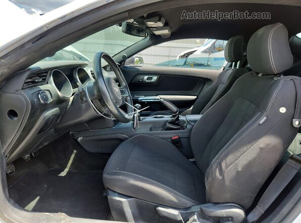 1FA6P8TH6J5106890 2018 FORD MUSTANG White Widok deski rozdzielczej