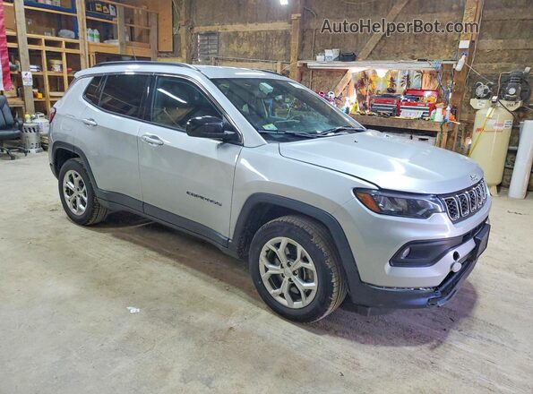 3C4NJDBNXRT133139 2024 JEEP COMPASS Серебряный Вид спереди