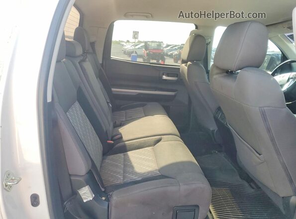 5TFEY5F17JX232566 2018 TOYOTA TUNDRA White Widok wnętrza z tyłu