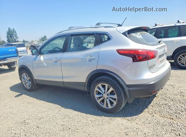JN1BJ1CR2JW205696 2018 NISSAN ROGUE Серебряный Задняя правая четверть