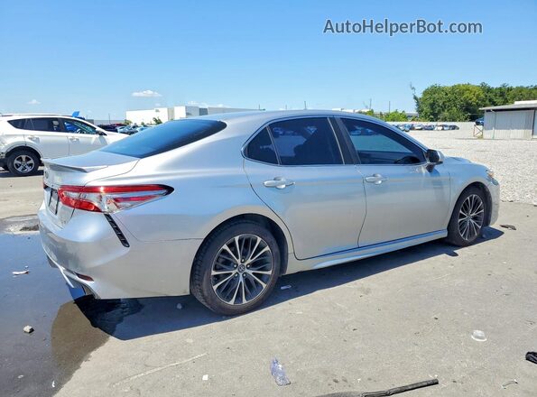 4T1B11HKXJU029254 2018 TOYOTA CAMRY Silver Przód prawy