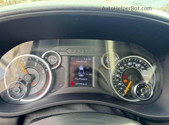 3C7WRTCL6NG246032 2022 RAM 3500 White Dashboard view