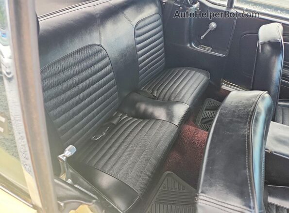 6F08C255905 1966 FORD MUSTANG Yellow Vista de los asientos traseros