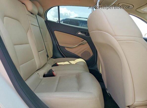 WDCTG4EB2HJ303582 2017 MERCEDES-BENZ GLA White Vista del compartimento del motor