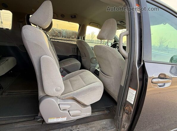 5TDKZ3DC1JS925096 2018 TOYOTA SIENNA Gray Սալոնի դիմացի տեսք