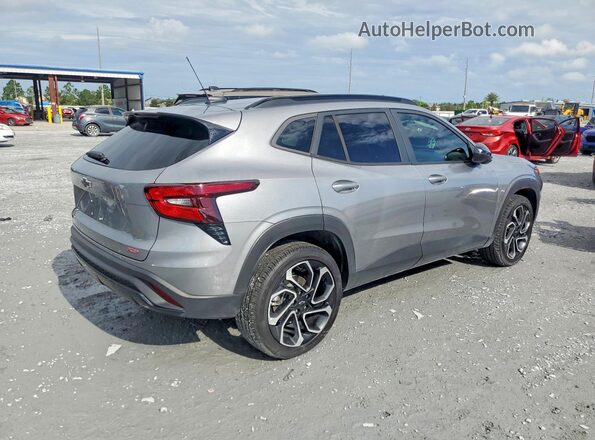 KL77LJEP0SC210937 2025 CHEVROLET TRAX Gray Delantero derecho
