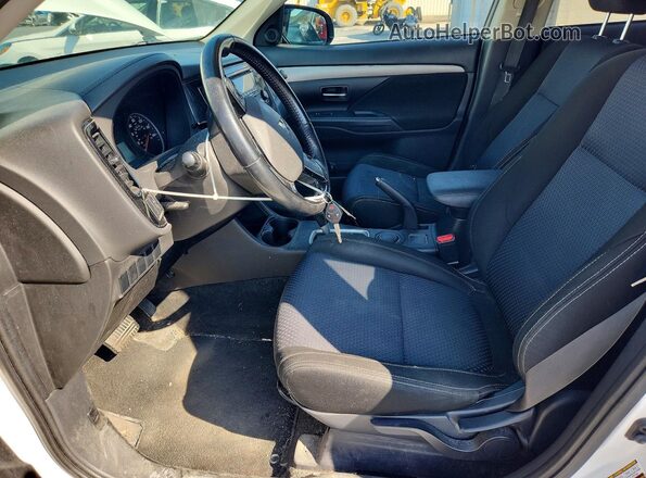 JA4AD2A32GZ017203 2016 MITSUBISHI OUTLANDER Белый Вид панели приборов