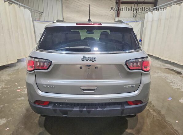 3C4NJDBN9PT564519 2023 JEEP COMPASS Серебряный Вид салона спереди