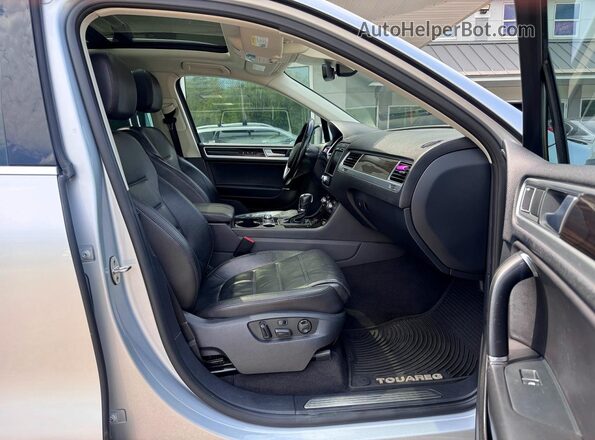 WVGGF7BP8HD001557 2017 VOLKSWAGEN TOUAREG Silver Widok z tyłu