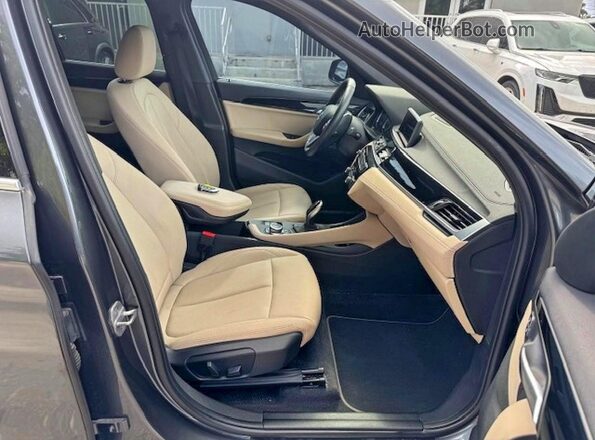 WBXJG7C0XL5P55560 2020 BMW X1 Gray Vista del salpicadero