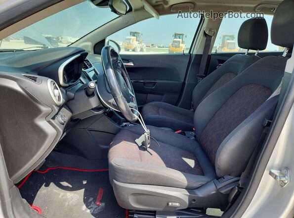 1G1JD6SH6J4129572 2018 CHEVROLET SONIC Серебряный Вид панели приборов