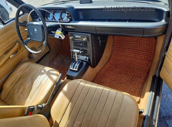 4282385 1974 BMW 2000 Burgundy Вид щитка приладів