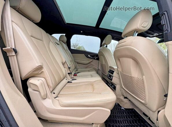 WA1LAAF7XHD031470 2017 AUDI Q7 Blue Front interior view