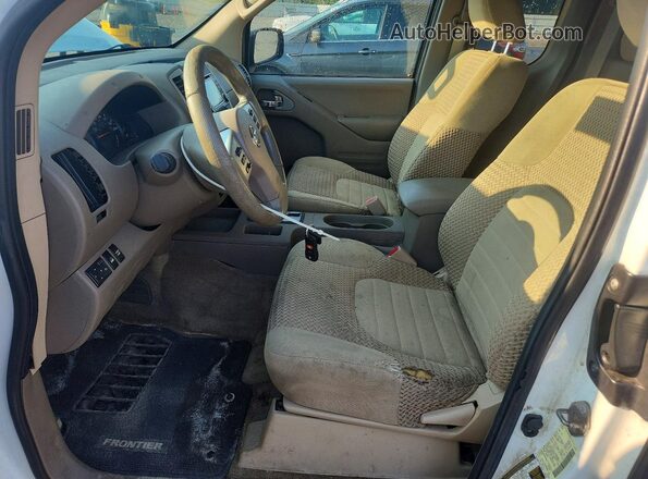 1N6DD0CW6HN756031 2017 NISSAN FRONTIER Белый Вид панели приборов