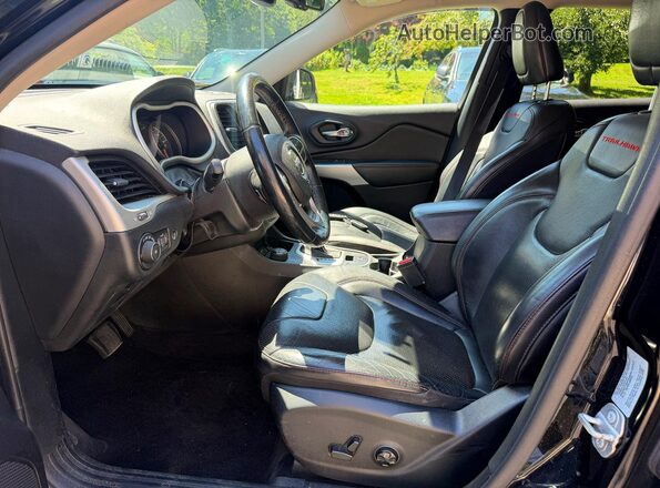 1C4PJMBX2JD522006 2018 JEEP CHEROKEE Black Вид задньої частини салону