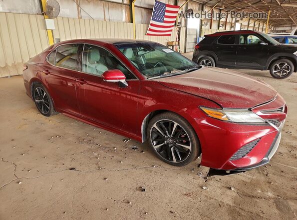 4T1BZ1HK0JU506718 2018 TOYOTA CAMRY Red Widok z przodu