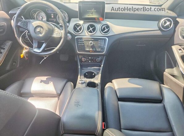 WDCTG4EB4HJ319945 2017 MERCEDES-BENZ GLA-CLASS Black Vista del cuadro de instrumentos