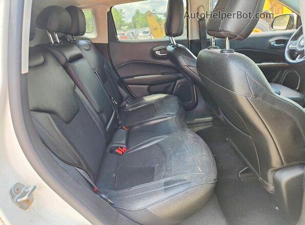 3C4NJDBB1LT173932 2020 JEEP COMPASS White Engine compartment view