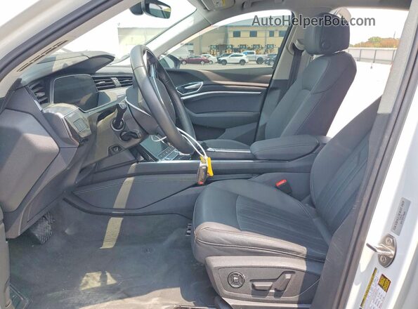WA1AAAGEXNB007777 2022 AUDI E-TRON White Dashboard view