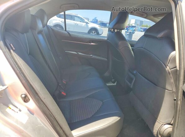 4T1B11HKXJU029254 2018 TOYOTA CAMRY Silver Widok wnętrza z tyłu