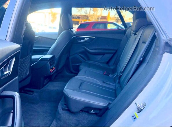 WA1EVAF17MD018808 2021 AUDI Q8 Бежевый Вид сзади