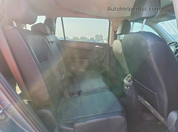 3VV3B7AXXKM104721 2019 VOLKSWAGEN TIGUAN Зеленый Вид задней части салона