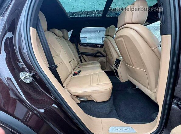 WP1AA2AY2MDA03187 2021 PORSCHE CAYENNE Коричневый Вид салона спереди