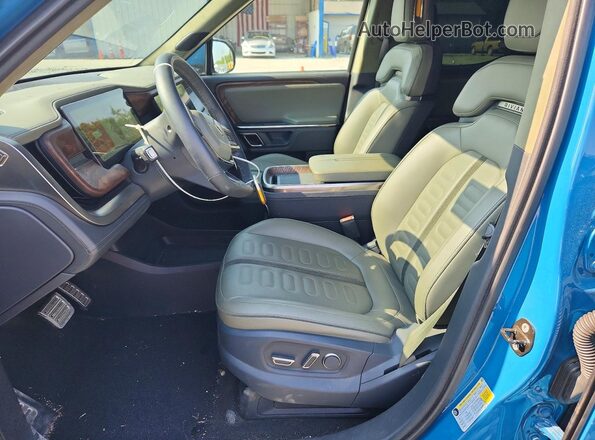 7FCTGAAA8NN011189 2022 RIVIAN R1T Blue წინა სალონის ხედი