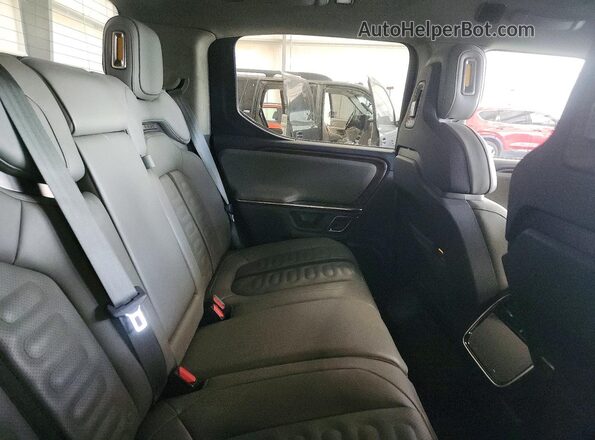 7FCTGAAA8NN013296 2022 RIVIAN R1T Gray Вид задніх сидінь