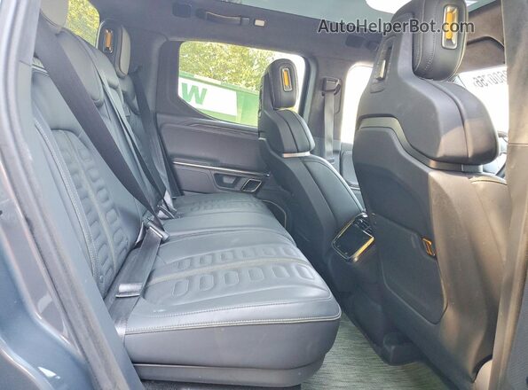 7FCTGAAA9NN011282 2022 RIVIAN R1T Gray Հետևի նստատեղերի տեսք