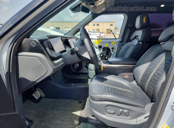 7FCTGAAA9PN019563 2023 RIVIAN R1T Silver Вид салону спереду