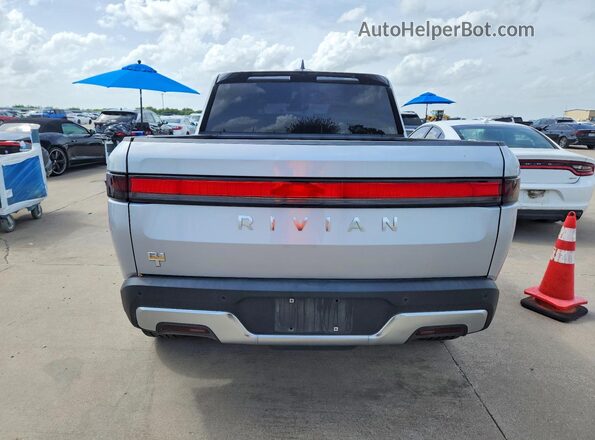 7FCTGAAA9PN019563 2023 RIVIAN R1T Silver Вид ззаду