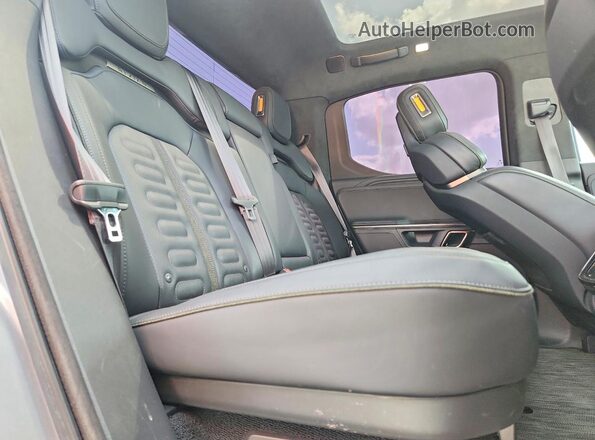 7FCTGAAA9PN019563 2023 RIVIAN R1T Silver Вид задніх сидінь