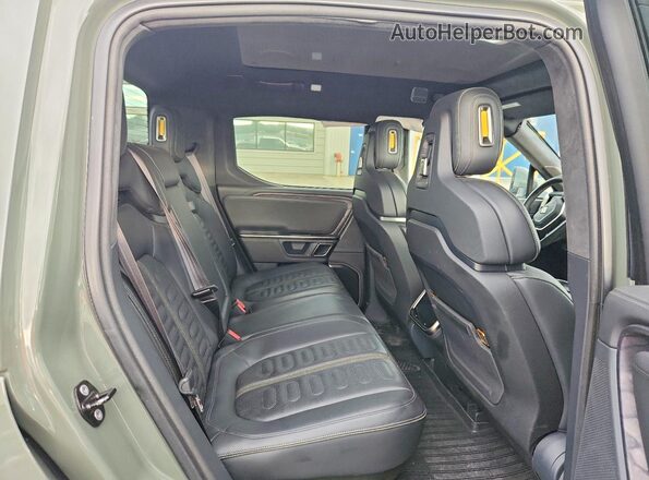 7FCTGAAL4NN004385 2022 RIVIAN R1T Green Rear seats view