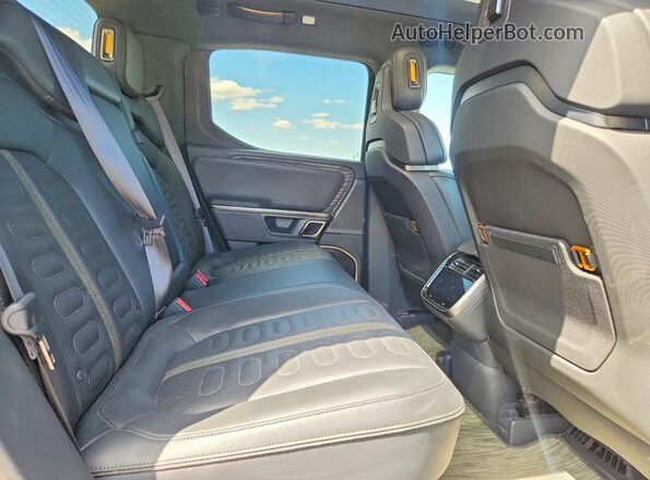 7FCTGAAL5NN000751 2022 RIVIAN R1T Blue Rear seats view