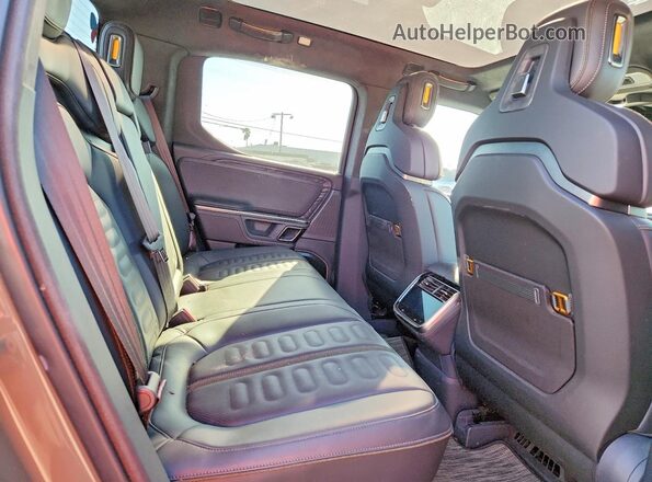 7FCTGAAL5NN001186 2022 RIVIAN R1T Green Rear seats view