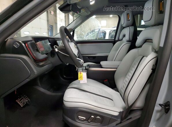 7FCTGBAAXSN040324 2025 RIVIAN R1T Серый Вид салона спереди