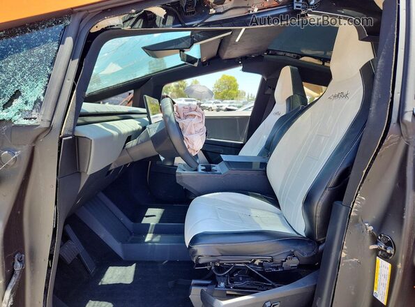 7G2CEGEC2SA080538 2025 TESLA CYBERTRUCK Orange Widok wnętrza z przodu