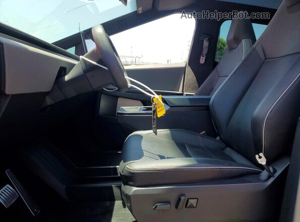 7G2CEHED1RA049631 2024 TESLA CYBERTRUCK Red Widok wnętrza z przodu