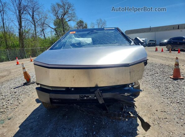7G2CEHED1SA061056 2025 TESLA CYBERTRUCK Silver Widok z przodu