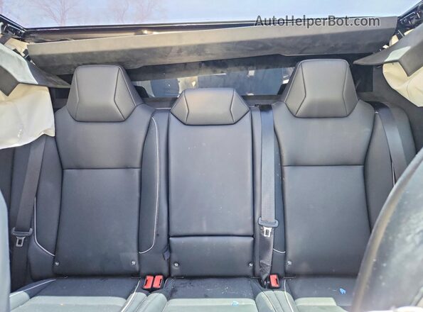 7G2CEHED1SA061056 2025 TESLA CYBERTRUCK Silver Widok tylnych siedzeń