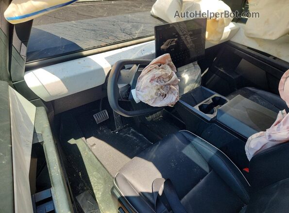 7G2CEHED1SA061056 2025 TESLA CYBERTRUCK Silver Widok deski rozdzielczej