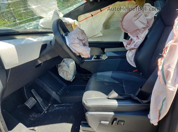 7G2CEHED1SA061056 2025 TESLA CYBERTRUCK Silver Widok wnętrza z przodu