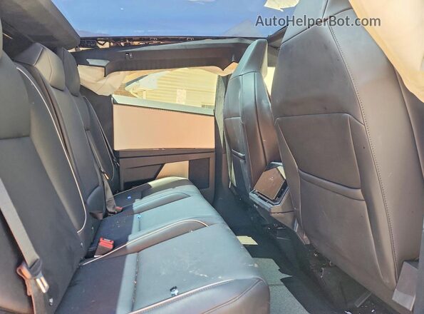 7G2CEHED1SA061056 2025 TESLA CYBERTRUCK Silver Widok wnętrza z tyłu