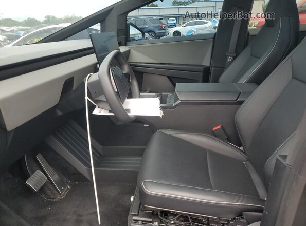 7G2CEHED3RA046892 2024 TESLA CYBERTRUCK Gray Widok wnętrza z przodu