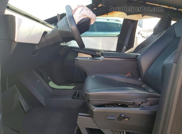 7G2CEHED4RA039725 2024 TESLA CYBERTRUCK Black Widok wnętrza z przodu