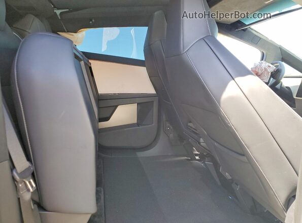 7G2CEHED4RA039725 2024 TESLA CYBERTRUCK Black Widok wnętrza z tyłu