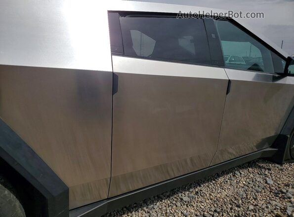 7G2CEHED4SA059317 2025 TESLA CYBERTRUCK Silver Vista de los asientos traseros