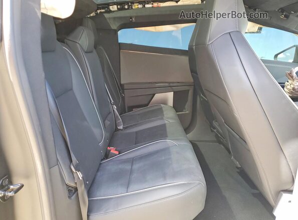 7G2CEHED4TA087278 2026 TESLA CYBERTRUCK Silver Widok tylnych siedzeń